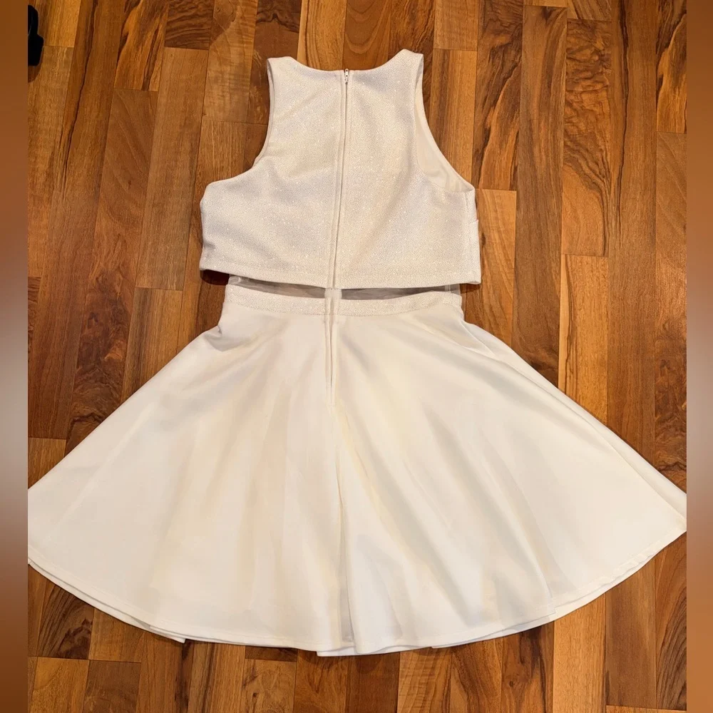 City Triangles White and Gold Dress - Picture 4 of 12
